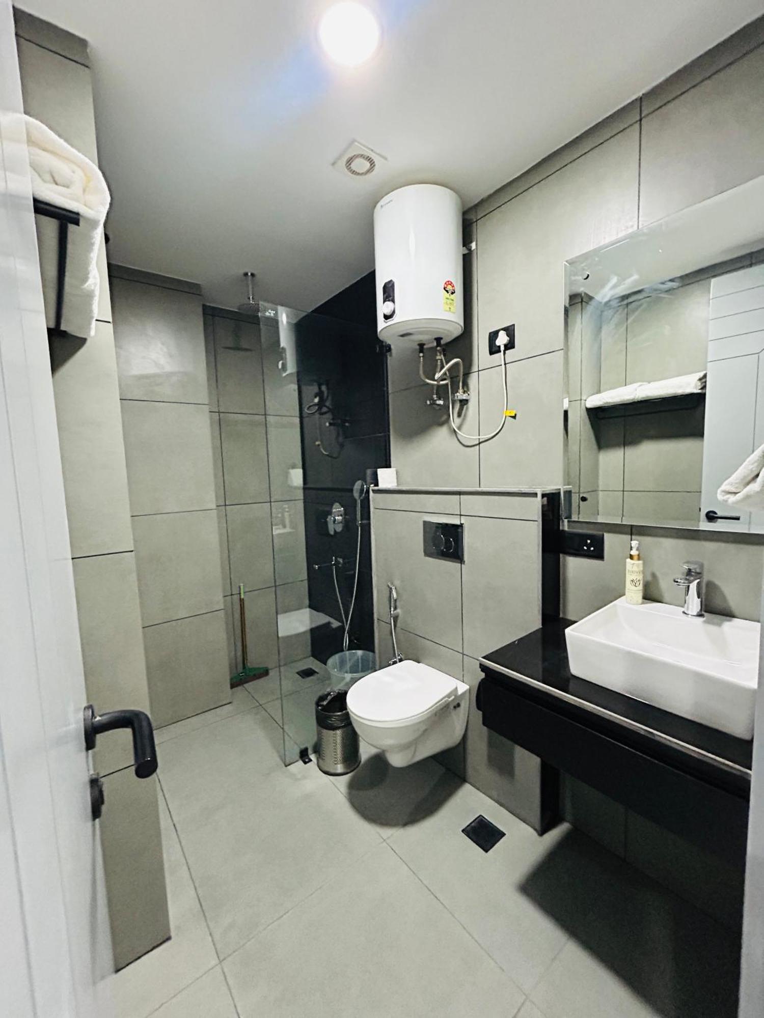 Bedchambers Luxury Apartment Near Golf Course Road غورغاون المظهر الخارجي الصورة