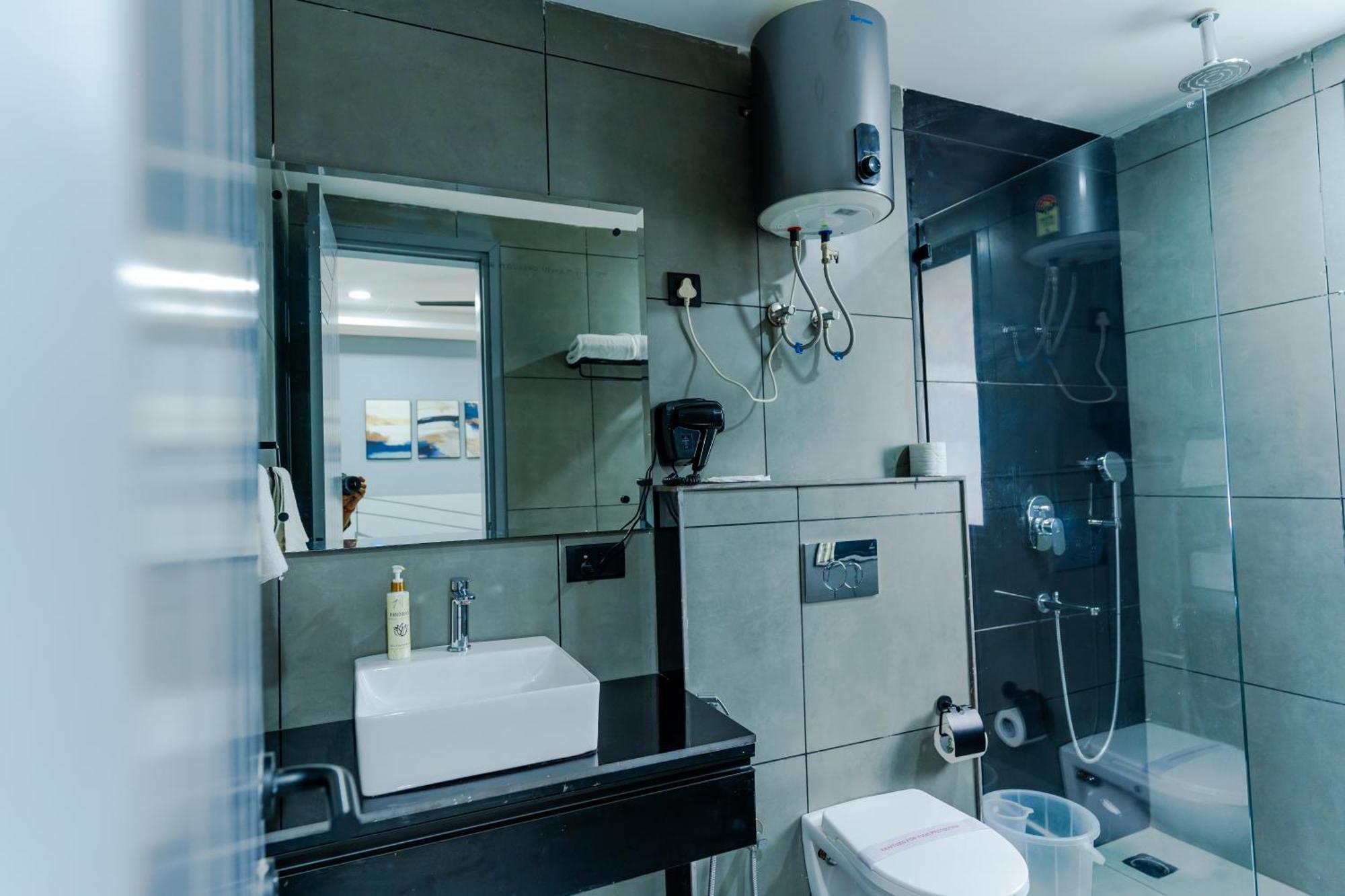 Bedchambers Luxury Apartment Near Golf Course Road غورغاون المظهر الخارجي الصورة