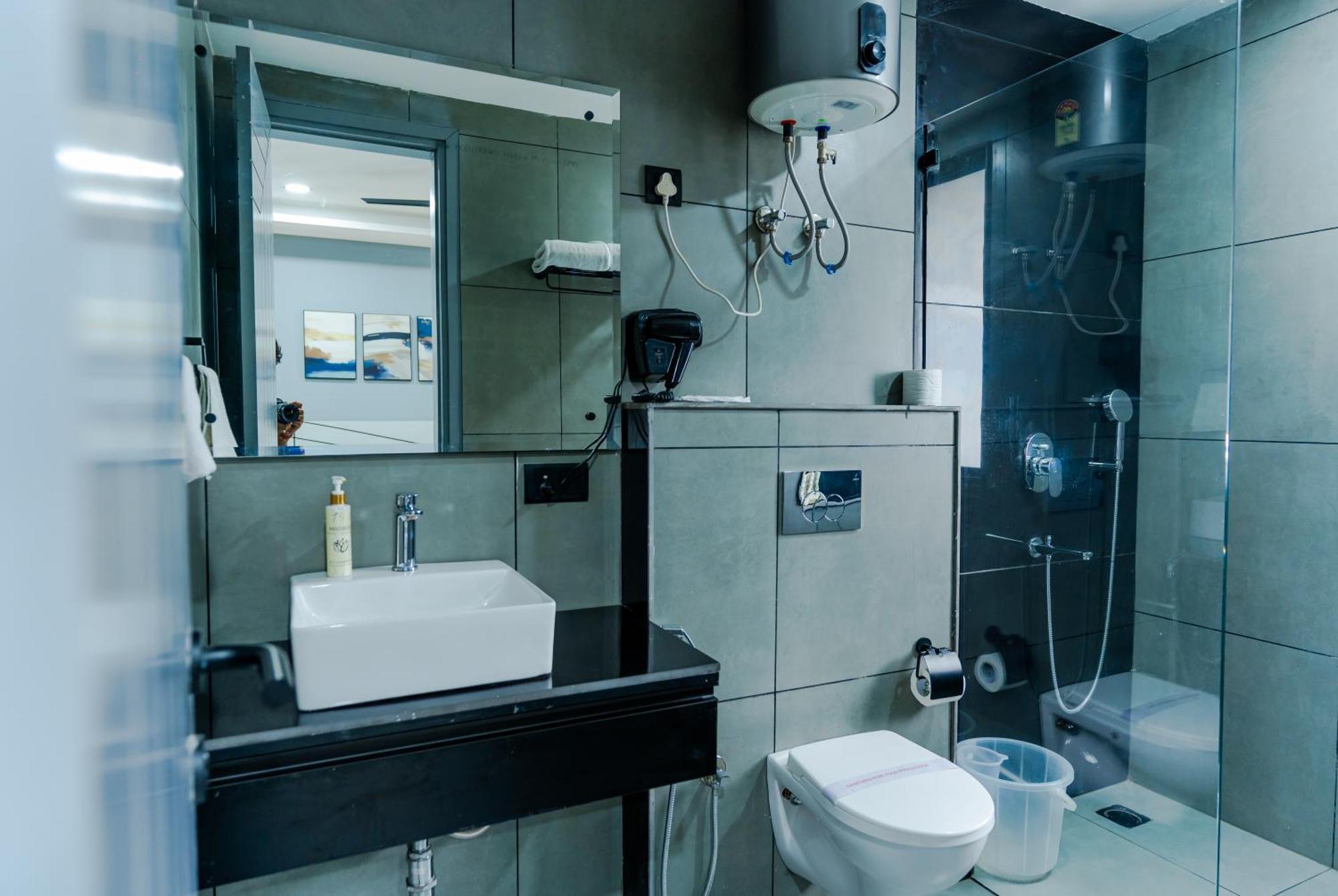 Bedchambers Luxury Apartment Near Golf Course Road غورغاون المظهر الخارجي الصورة