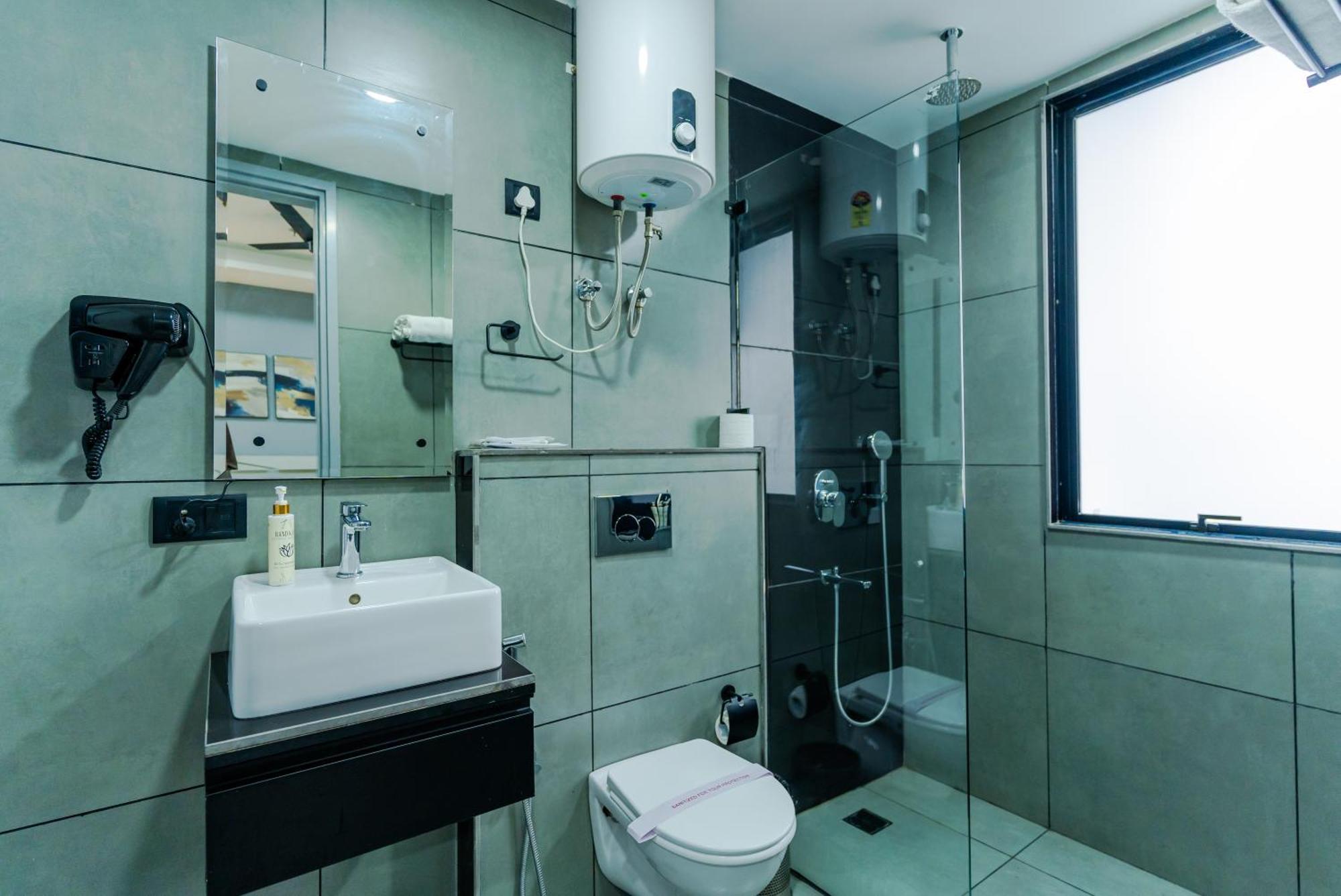 Bedchambers Luxury Apartment Near Golf Course Road غورغاون المظهر الخارجي الصورة