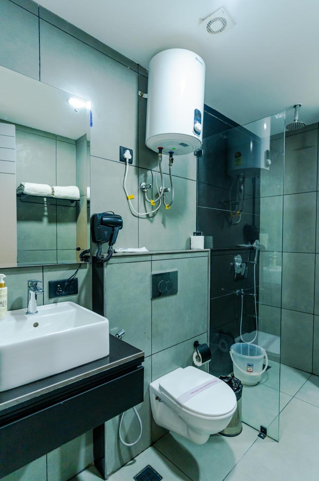 Bedchambers Luxury Apartment Near Golf Course Road غورغاون المظهر الخارجي الصورة