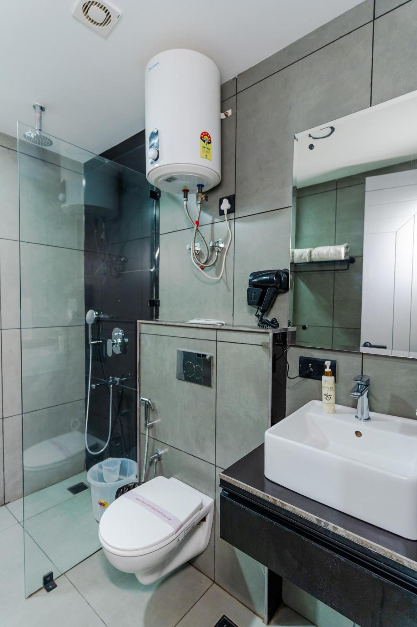 Bedchambers Luxury Apartment Near Golf Course Road غورغاون المظهر الخارجي الصورة